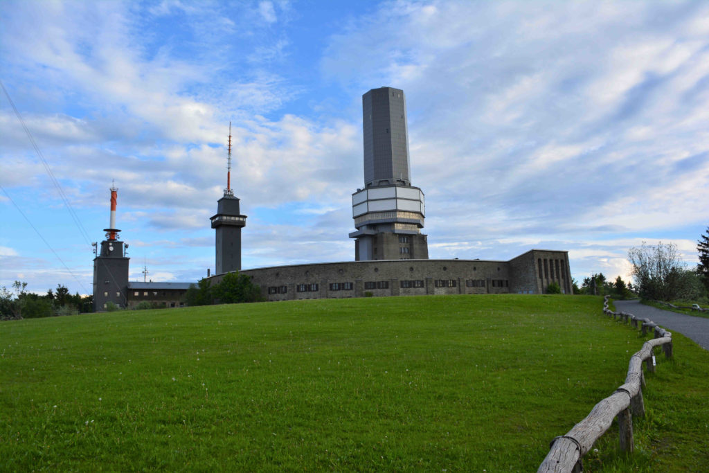 Aussichtsturm mit Wanderheim